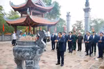 范明政总理在E2高地遗迹敬香 图自越通社
