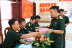 特种兵种水上特工第5旅选举小组向选民发放选票，组织投票。图自越通社