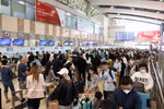 2月13日旅客在机场排队现场 图自越通社