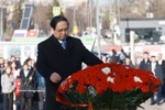 范明政总理在俄罗斯莫斯科向胡志明主席纪念碑敬献花圈 图自越通社