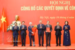 越共中央总书记、国家主席苏林向国会主席陈青敏及各位国会副主席颁发政治局关于指定2025—2030年任期国会党委会、常委会、书记、副书记的决定。图自越通社
