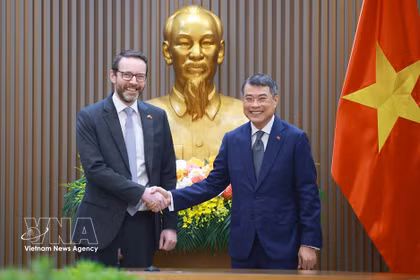 越南政府总理黎明兴会见大不列颠及北爱尔兰联合王国驻越南大使伊恩·弗鲁。图自越通社
