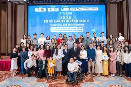 出席研讨会的代表合影。图自越通社