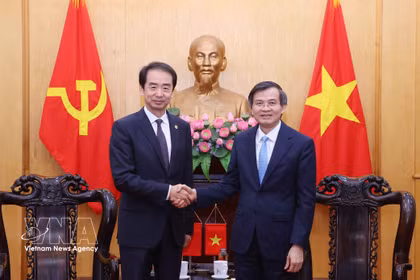 胡志明国家政治学院院长段明训（右）在河内会见了中国驻越南大使何炜。图自越通社