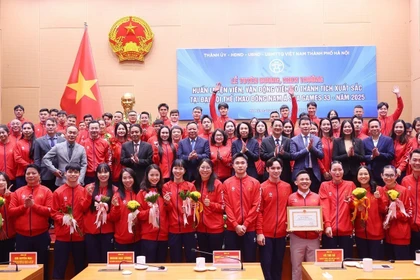 河内市举行仪式，对在第33届东南亚运动会上取得优异成绩的教练员和运动员予以表彰。图自新河内报