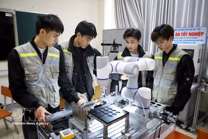 在北江省越韩科技学院进行微控制器编程实习的学生。图自越通社