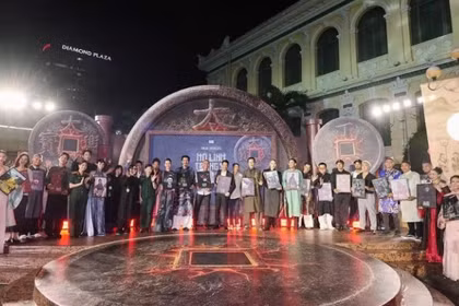 《守灵壮士——丁王陵之谜》剧组人员于四月在胡志明市举行的展映会上合影。BHD供图
