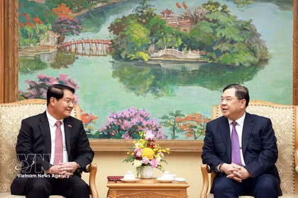 越南政府常务副总理范家足会见老挝万象市委书记、市人民议会主席阿沙庞通。图自越通社