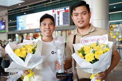 两名选手陈决战（左）和阮陈青字。图自劳动报