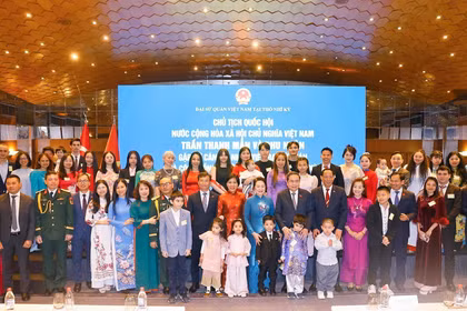 越南国会主席陈青敏和夫人阮氏清娥及越南高级代表团同越南驻土耳其大使馆干部、工作人员及旅土越南人社群合影。图自越通社