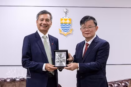 越南驻马来西亚大使丁玉灵与马来西亚槟城州首席部长曹观友。图自越通社