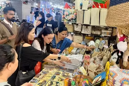 游客参观滨城集市。图自《西贡解放报》