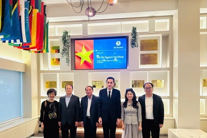 双方代表合影。图自越通社