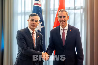 越南财政部长吴文俊于8月11日下午在悉尼会见了澳大利亚国库部长吉姆·查尔默斯 图自越通社