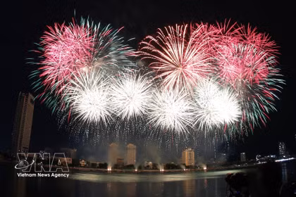 2026年7月11日晚，葡萄牙烟花队在岘港国际烟花节（DIFF 2026）决赛夜进行表演。葡萄牙队最终夺得2026年赛季冠军。图片来源：陈黎林 — 越通社