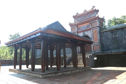 在慈裕皇太后陵墓宝城前基座上搭建的“皇屋”工程 图自越通社