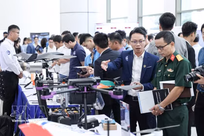 2025年8月25日，与会代表参观战略技术产业三大创新网络发布仪式上的展位。图自越通社。