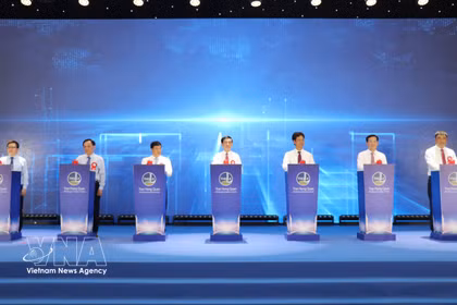 越共中央政治局委员、政府副总理、国防部长潘文江大将出席发布仪式。 图自越通社