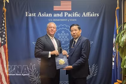 越南国防部副部长阮文熊与美国负责东亚和太平洋事务的助理国务卿迈克尔·乔治·德索姆布雷。图片来源：越通社