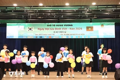 越韩家庭儿童在2026年越韩家庭日活动上表演歌曲《三根蜡烛》。图自越通社 