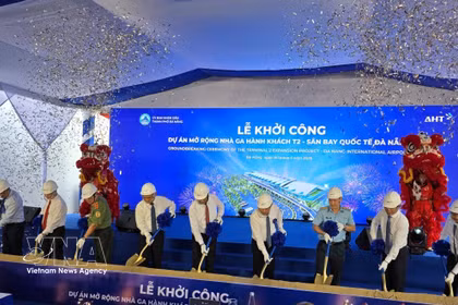 与会代表出席开工仪式 图自越通社