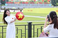 众多市民在巴亭广场拍摄留念 迎接盛大节日