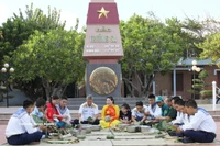 长沙特区的官兵在春节即将到来之际一起包粽子。越通社发