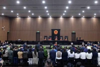 1月14日下午，河内市人民法院对涉嫌在卫生部食品安全局发生的行贿、受贿案件的55名被告作出判决。图自越通社