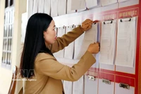 广治省北泽乡人民委员会干部张贴第十六届国会代表和2026—2031年任期各级人民议会代表选举选民名单。图片来源：越通社