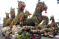 兴安省米处乡兴心园艺户创作的作品《马到成功》，造型为8匹骏马飞奔向前。图片来源：越通社