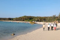 考察团在距富贵特区东南方向约0.5海里的争岛（Hòn Tranh）调研、检查各旅游点。图片来源：越通社