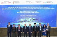 在舞台上合影贵宾在舞台上合影。新华集团供图