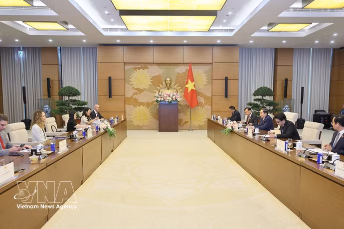 越南国会主席陈青敏会见美国驻越南大使詹妮弗·威克斯 图自越通社