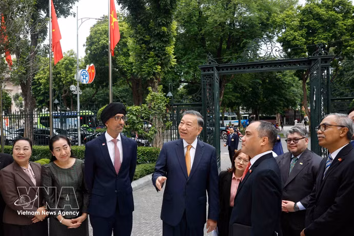 越共中央总书记、国家主席苏林与东盟各国驻越南大使及临时代办交流 图自越通社