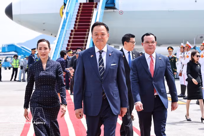 越共中央委员、民族与宗教部长阮廷康在内排国际机场（河内）迎接泰王国总理阿努廷。图自越通社