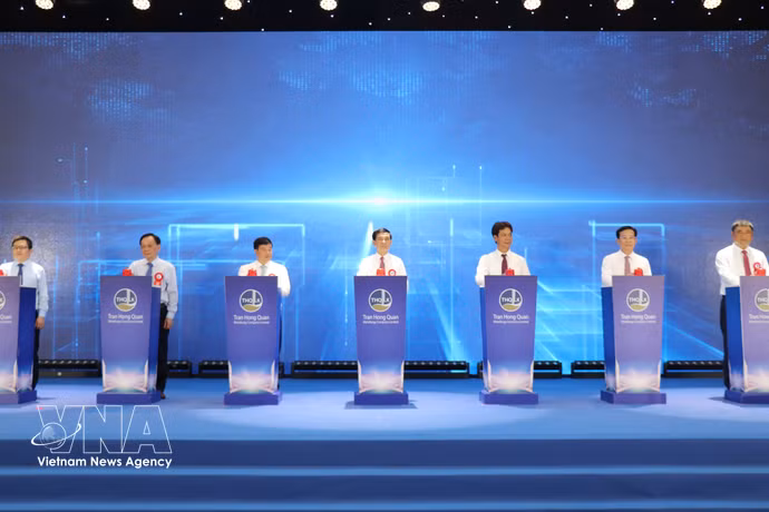 越共中央政治局委员、政府副总理、国防部长潘文江大将出席发布仪式。 图自越通社