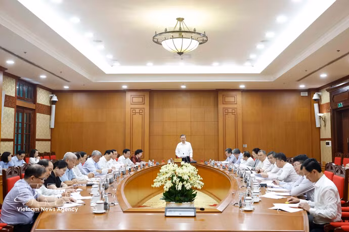 越共中央总书记、国家主席苏林在党中央总部主持召开与内务部门的工作会议 图自越通社