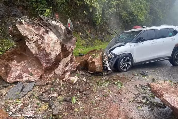 持续强降雨引发山体滑坡，巨石砸中正在山罗省芒布乡高坡路段行驶的汽车。图：越通社发 