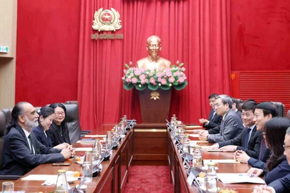 越共中央政治局委员、公安部部长梁三光大将会见联合国副秘书长、联合国秘书长技术特使阿曼迪普·辛格·吉尔。图自越通社