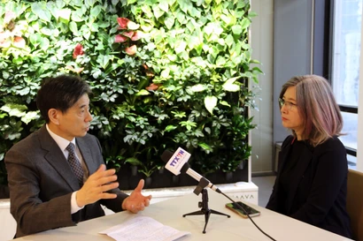 越通社驻首尔记者采访了韩国-越南经济文化交流协会（KOVECA）常务副主席权成泽。图自越通社