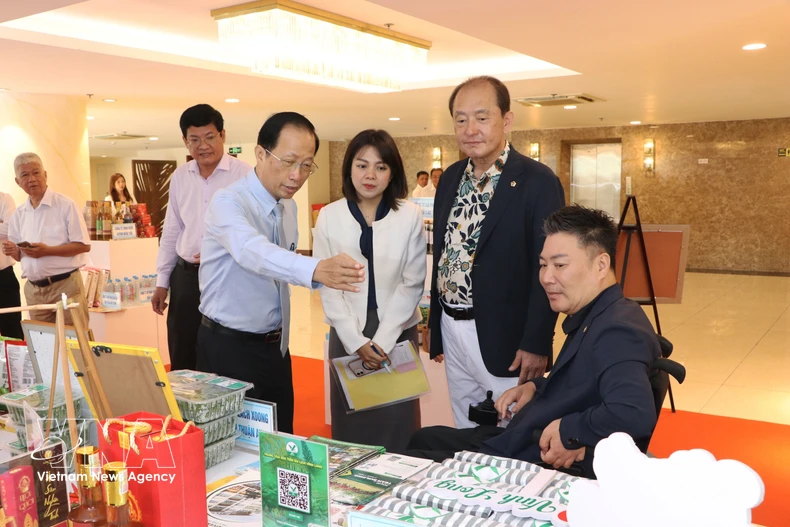 永隆省代表介绍该省的特色产品。图自越通社