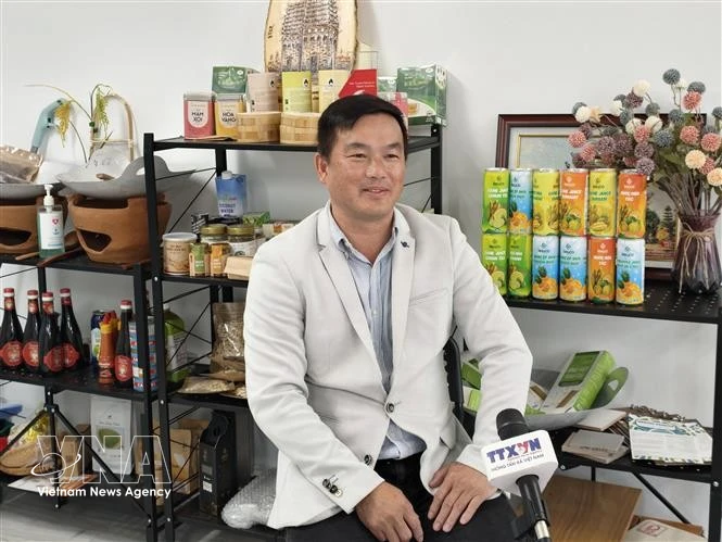 KQ贸易公司首席执行官、越南—澳大利亚物流与投资协会主席阮青平接受越通社驻悉尼记者的采访。图自越通社