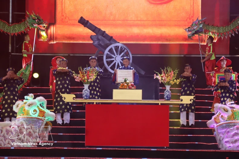 开幕节目的亮点是“神功炮”开火仪式。图自越通社