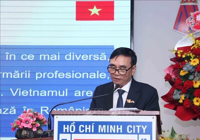 胡志明市越罗友好协会主席阮长江在仪式上发表讲话。图自越通社