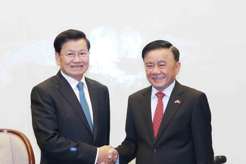 越共中央书记处常务书记陈锦秀为老挝人民革命党中央总书记、国家主席通伦及夫人举行欢送仪式。图自越通社