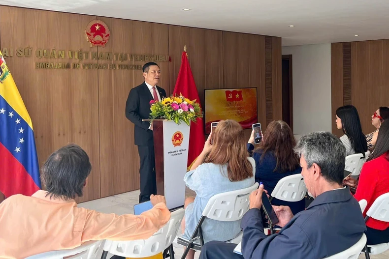 此次活动吸引了委内瑞拉主要新闻机构的众多编辑员和记者参与。图自越通社