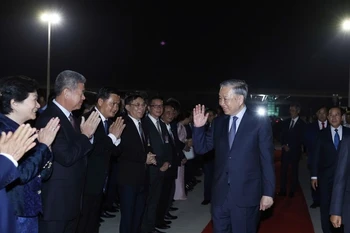 苏林总书记圆满结束对柬埔寨王国的国事访问启程回国 图自越通社