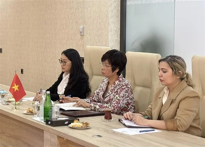 越通社社长武越庄(左二)会见阿塞拜疆通讯社社长武加尔·阿利耶夫。图自越通社