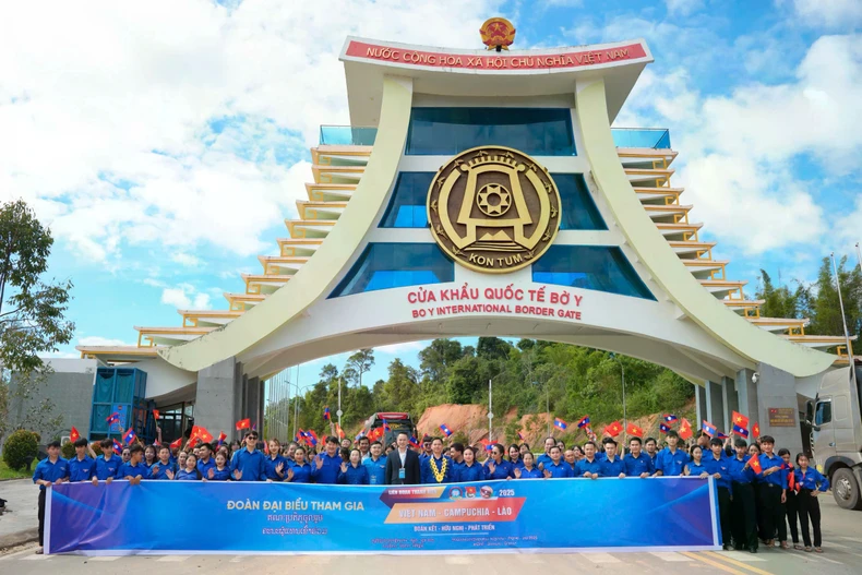 参加联欢节的青年代表在布依口岸合影。图自越通社