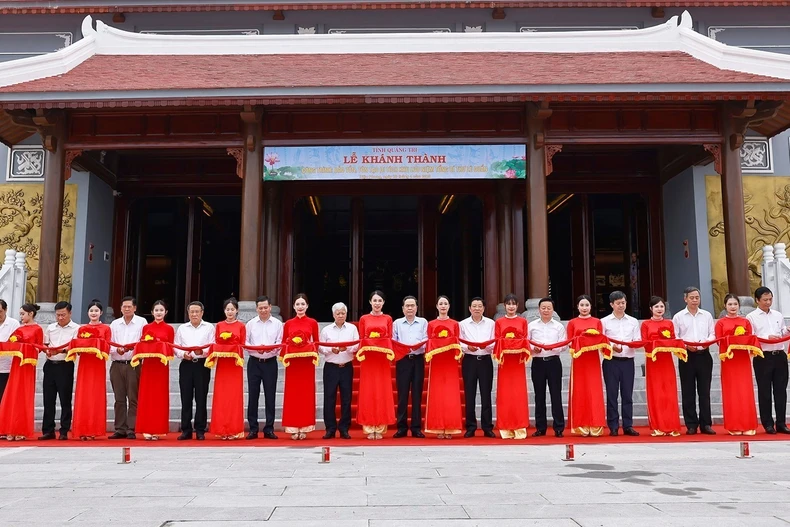 越南国会主席陈青敏为原越共中央总书记黎笋纪念馆落成剪彩。图自越通社